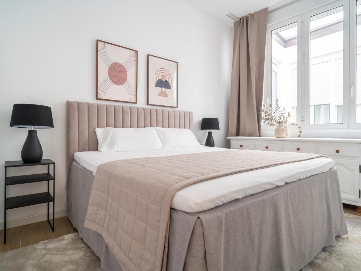 Sanders Lavender - Delightful Two-Bedroom Apartment Downtown มาลากา ภายนอก รูปภาพ