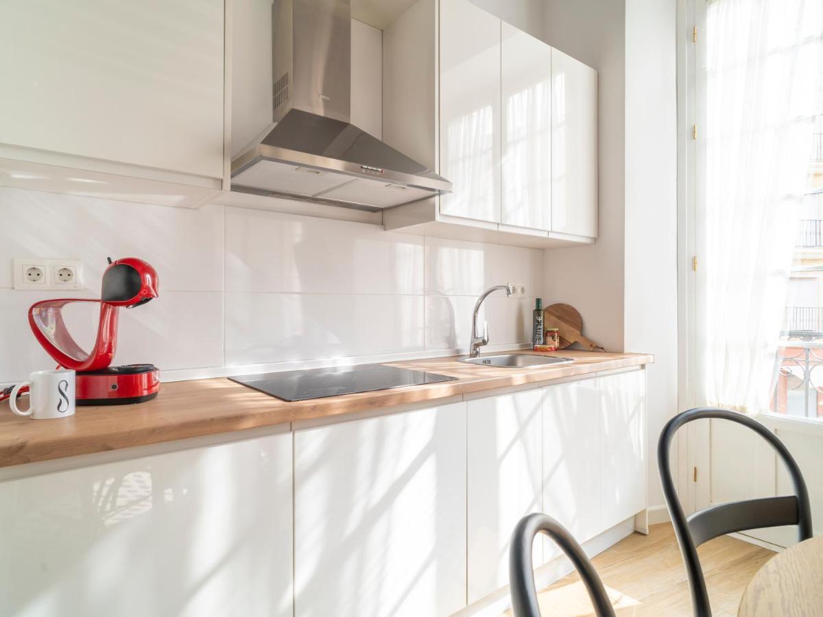 Sanders Lavender - Delightful Two-Bedroom Apartment Downtown มาลากา ภายนอก รูปภาพ