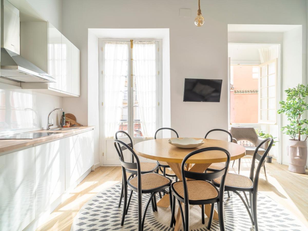 Sanders Lavender - Delightful Two-Bedroom Apartment Downtown มาลากา ภายนอก รูปภาพ