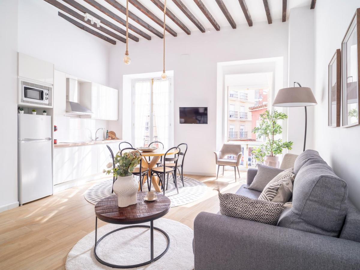 Sanders Lavender - Delightful Two-Bedroom Apartment Downtown มาลากา ภายนอก รูปภาพ